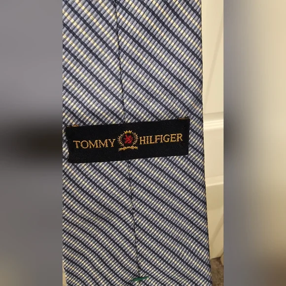 NWOT Tommy Hilfiger Men's 100% Silk Navy and White Diagonal Striped Tie - Picture 2 of 7
